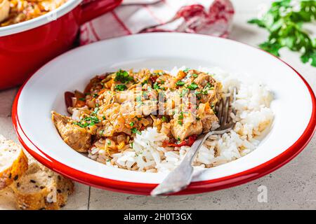 Chakhokhbili - geschmortes Huhn in Tomatensauce mit Reis, georgische Lebensmittel-Konzept. Stockfoto