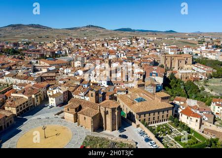 Panoramablick auf Agreda, mit historischer Kategorie der Stadt, spanische Stadt in der Provinz Soria, Kirche San Miguel im Vordergrund Stockfoto