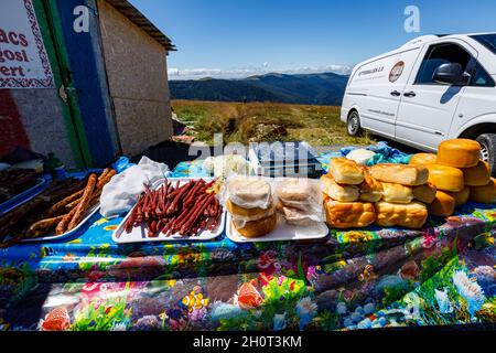 Kleine Geschäfte an der transalpinen Straße in den Karpaten rumäniens Stockfoto