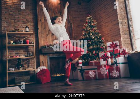 In voller Größe Profil Seitenfoto der jungen fröhlichen Dame Hände bis froh Neujahr feiern glücklichen Geist in Innenräumen Stockfoto