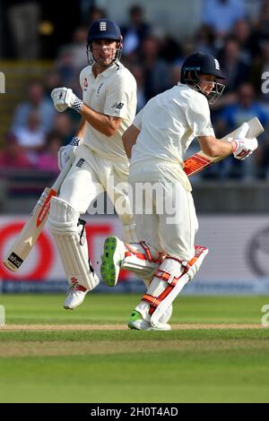 Die Engländer Joe Root (links) und Alastair Cook laufen beim ersten investierten Testspiel zwischen England und den Westindischen Inseln auf dem Edgbaston Cricket Ground, Birmingham, zwischen den Wickets. Bilddatum: Donnerstag, 17. August 2017. Bildnachweis sollte lauten: Anthony Devlin/Empics Contributor Stockfoto