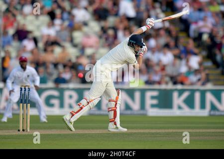 Englands Joe Root schlägt am Tag eines der ersten Investec Test-Matches in Edgbaston, Birmingham Stockfoto