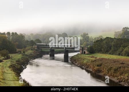 Great Western Railway Tarka Line Service von Barnstaple überquert den Fluss Taw Stockfoto