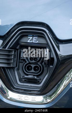 Kfz-Ladesteckdose an einem Renault Zoe GT Line R135 Stockfoto