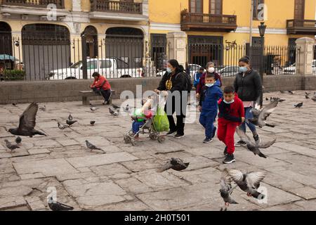 Lima, Peru. Oktober 2021. Eine Familie geht durch die Plaza San Francisco, im historischen Zentrum von Lima (Foto: © Mariana Bazo/ZUMA Press Wire) Stockfoto