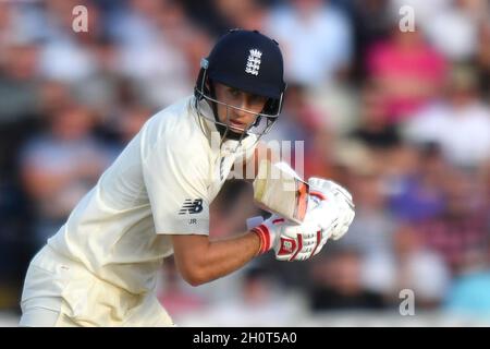 Englands Joe Root schlägt am Tag eines der ersten Investec Test-Matches in Edgbaston, Birmingham Stockfoto