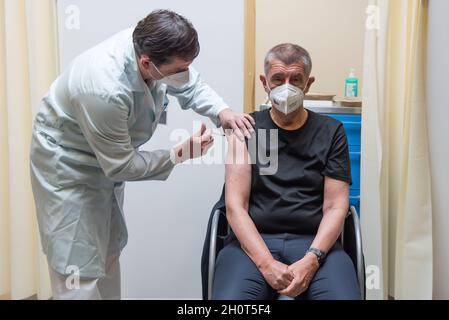 Prag, Tschechische Republik. Oktober 2021. Der tschechische Premierminister Andrej Babis von der ANO-Partei erhält die dritte Injektion mit der Dosis des Impfstoffs Covid-19 durch den Hersteller Pfizer/BioNTech im Zentralen Militärkrankenhaus in Prag.die dritte Dosis der Impfung Covid-19 ist ab dem 20. September für die Öffentlichkeit in der Tschechischen Republik erhältlich. Mehr als 26 000 Menschen erhielten bereits die dritte Dosis der Covid-19-Impfung. Kredit: SOPA Images Limited/Alamy Live Nachrichten Stockfoto