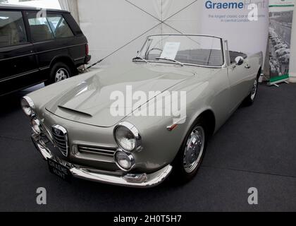 Dreiviertel-Vorderansicht eines silbernen Birke-farbigen, RHD, 1964 Alfa Romeo 2600 Spider, ausgestellt auf der London Classic Car Show 2021 Stockfoto