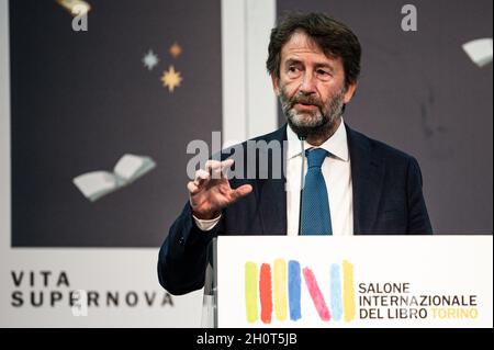 Turin, Italien. 14. Oktober 2021. Dario Franceschini, Minister für Kulturerbe, Aktivitäten und Tourismus, spricht während der 33. Internationalen Buchmesse von Turin auf der Bühne. Die Internationale Buchmesse Turin (italienisch: Salone Internazionale del Libro) ist die größte Messe für Bücher in Italien, die jährlich in Turin stattfindet. Kredit: Nicolò Campo/Alamy Live Nachrichten Stockfoto