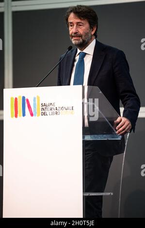 Turin, Italien. 14. Oktober 2021. Dario Franceschini, Minister für Kulturerbe, Aktivitäten und Tourismus, spricht während der 33. Internationalen Buchmesse von Turin auf der Bühne. Die Internationale Buchmesse Turin (italienisch: Salone Internazionale del Libro) ist die größte Messe für Bücher in Italien, die jährlich in Turin stattfindet. Kredit: Nicolò Campo/Alamy Live Nachrichten Stockfoto