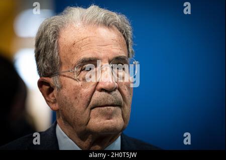 Turin, Italien. 14. Oktober 2021. Romano Prodi nimmt an der 33. Internationalen Buchmesse in Turin Teil. Die Internationale Buchmesse Turin (italienisch: Salone Internazionale del Libro) ist die größte Messe für Bücher in Italien, die jährlich in Turin stattfindet. Kredit: Nicolò Campo/Alamy Live Nachrichten Stockfoto