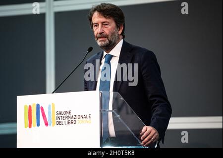 Turin, Italien. 14. Oktober 2021. Dario Franceschini, Minister für Kulturerbe, Aktivitäten und Tourismus, spricht während der 33. Internationalen Buchmesse von Turin auf der Bühne. Die Internationale Buchmesse Turin (italienisch: Salone Internazionale del Libro) ist die größte Messe für Bücher in Italien, die jährlich in Turin stattfindet. Kredit: Nicolò Campo/Alamy Live Nachrichten Stockfoto