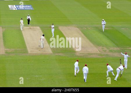 Shannon Gabriel von West Indies feiert am ersten Tag des zweiten Investec-Testmatches im Headingley Cricket Ground, Leeds, Yorkshire, das Wicket des englischen Jonny Bairstow Stockfoto