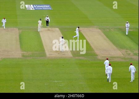 Shannon Gabriel von West Indies feiert am ersten Tag des zweiten Investec-Testmatches im Headingley Cricket Ground, Leeds, Yorkshire, das Wicket des englischen Jonny Bairstow Stockfoto