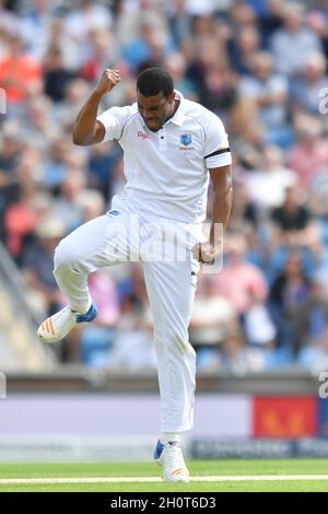 Shannon Gabriel von West Indies feiert am ersten Tag des zweiten Investec-Testmatches im Headingley Cricket Ground, Leeds, Yorkshire, das Wicket von Alastair Cook in England für 11 Läufe Stockfoto