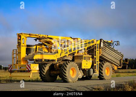 ROPA Euro-Maus 4, selbstfahrender Reinigungslader für Zuckerrüben mit einem 10.20 m breiten Pick-up-System im Herbst auf der Straße. Jokioinen, Finnland. Oktober 16, 2020. Stockfoto