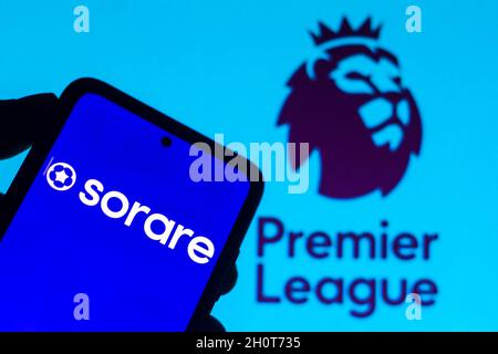 In dieser Abbildung sehen Sie das Sorare-Logo auf einem Smartphone und die Premier League im Hintergrund. Stockfoto