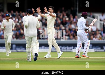 Der englische James Anderson (Mitte) feiert am ersten Tag des dritten Kraigg Investec Testmatches im Lord's Cricket Ground, London, das Wicket von Kyle Hope (rechts) von West Indies Stockfoto