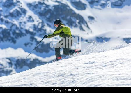 Telemark, eine alpine Skitechnik für sportliche Skifahrer Stockfoto