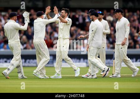 Der englische James Anderson (Mitte) feiert am ersten Tag des dritten Kraigg Investec Testmatches im Lord's Cricket Ground, London, das Wicket von Kyle Hope (nicht abgebildet) von West Indies Stockfoto