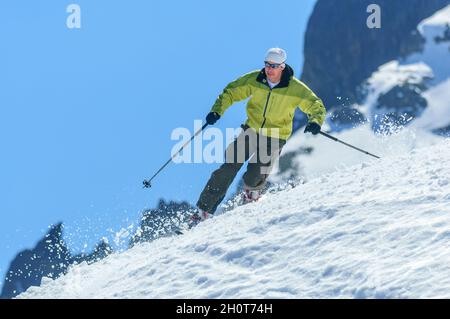 Telemark, eine alpine Skitechnik für sportliche Skifahrer Stockfoto