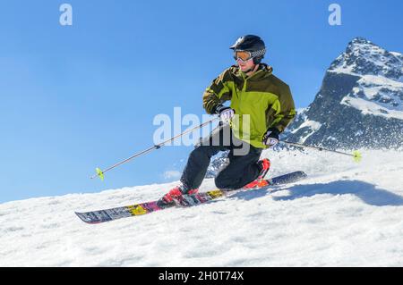 Telemark, eine alpine Skitechnik für sportliche Skifahrer Stockfoto