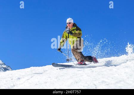 Telemark, eine alpine Skitechnik für sportliche Skifahrer Stockfoto