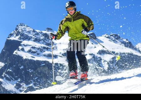 Telemark, eine alpine Skitechnik für sportliche Skifahrer Stockfoto