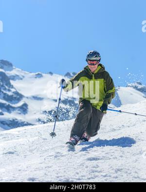 Telemark, eine alpine Skitechnik für sportliche Skifahrer Stockfoto