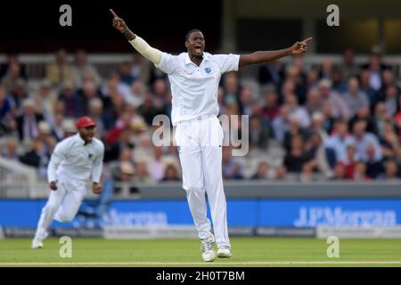 Jason Holder von West Indies feiert am ersten Tag des dritten Investec-Testmatches auf dem Lord's Cricket Ground, London, das Wicket von Tom Westley aus England Stockfoto