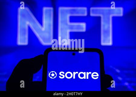 Brasilien. Oktober 2021. In dieser Fotobilder wird das Sorare-Logo auf einem Smartphone und das NFT (non-fungible-Token) im Hintergrund angezeigt. (Bild: © Rafael Henrique/SOPA Images via ZUMA Press Wire) Stockfoto