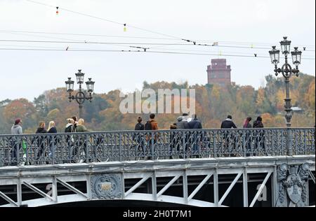 Menschen in Djurgårdsbron (der Djurgården-Brücke) in Stockholm, Schweden, am Sonntagnachmittag. Stockfoto