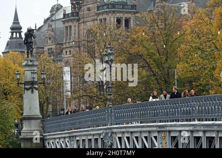 Menschen in Djurgårdsbron (der Djurgården-Brücke) in Stockholm, Schweden, am Sonntagnachmittag. Stockfoto