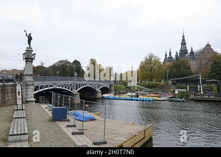 Menschen in Djurgårdsbron (der Djurgården-Brücke) in Stockholm, Schweden, am Sonntagnachmittag. Stockfoto