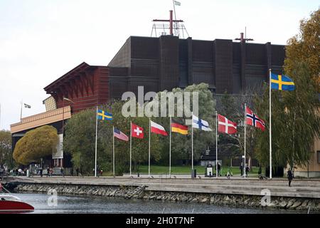 Nationalflaggen vor dem Vasa-Museum in Stockholm, Schweden, am Sonntagnachmittag. Stockfoto