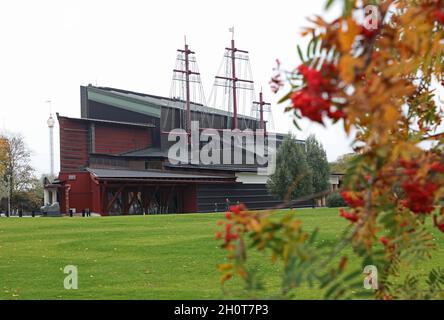 Das Vasa-Museum in Stockholm, Schweden, am Sonntagnachmittag. Das Vasa Museum (schwedisch: Vasamuseet) ist ein maritimes Museum in Stockholm, Schweden. Das Museum befindet sich auf der Insel Djurgården und zeigt das einzige Schiff aus dem 17. Jahrhundert, das jemals gerettet wurde, das 64-Kanonen-Kriegsschiff Vasa, das 1628 auf ihrer Jungfernfahrt versank. Stockfoto