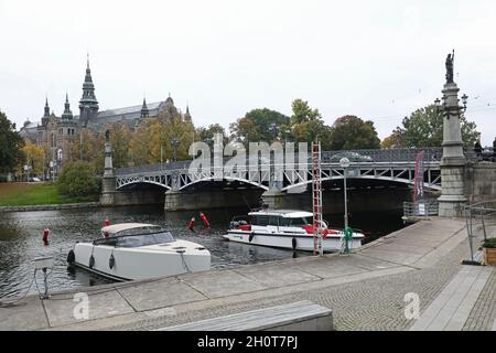 Menschen in Djurgårdsbron (der Djurgården-Brücke) in Stockholm, Schweden, am Sonntagnachmittag. Stockfoto