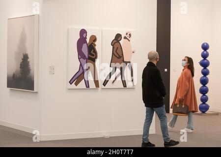 London, Großbritannien, 14. Oktober 2021: Die Frieze Art Fair eröffnet in London mit zeitgenössischer Kunst aus aller Welt. Besucher, die durch die Messe laufen, werden von den Wanderfiguren in Julian Opies Werk nachempfunden. Die Schau legt sowohl in den gezeigten Arbeiten als auch im Vergleich zu den Vorjahren einen Schwerpunkt auf die Vermeidung von Klimakatastrophen. Anna Watson/Alamy Live News Stockfoto