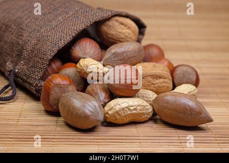 Verschiedene Nüsse in einem Jutebeutel Stockfoto