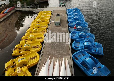 Kleine Touristenboote in Djurgårdsbron (der Djurgården-Brücke) in Stockholm, Schweden, am Sonntagnachmittag. Stockfoto
