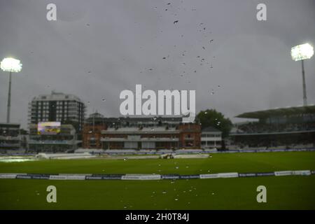 Rain hört am zweiten Tag des dritten Investec-Testspiels im Lord's Cricket Ground, London, auf zu spielen Stockfoto