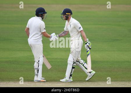 Der englische Ben Stokes (rechts) wird von Jonny Bairstow (links) gratuliert, nachdem er am zweiten Tag des dritten Investec-Testmatches im Lord's Cricket Ground, London, 50 Punkte nicht erzielt hatte Stockfoto