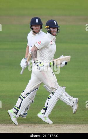 Die Engländerin Jonny Bairstow (links) und Ben Stokes während des zweiten Tages des dritten Investec-Testmatches auf dem Lord's Cricket Ground, London Stockfoto