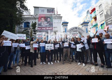 Amira Mohamedi (R2), Vizepräsidentin der Tunesischen Journalistenunion (SNJT) und Mohamed Yassine Jelassi (R3), Präsidentin der Tunesischen Journalistenunion (SNJT), zusammen mit Mitgliedern der tunesischen Journalisten verschiedener Medien, Halten Sie Plakate während der Demonstration vor dem Hauptquartier des Nationalen Journalistenverbands Tunesiens. Tunesische Journalisten protestierten mit Unterstützung von Partnerorganisationen und einer Reihe von Juristen, Bürgern und Persönlichkeiten des Landes gegen die Kampagne der Anstiftung, Mobilisierung und Angriffe, denen sie ausgesetzt sind, Vor allem im Feld Stockfoto