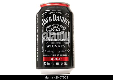 MINSK, WEISSRUSSLAND - Okt 14, 2021: Jack daniels Cocktail Whiskey mit Cola in einer Aluminiumkiste Stockfoto