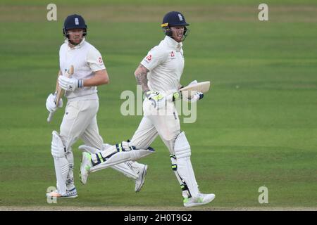 Die Engländerin Jonny Bairstow (links) und Ben Stokes während des zweiten Tages des dritten Investec-Testmatches auf dem Lord's Cricket Ground, London Stockfoto