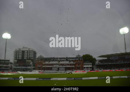 Rain hört am zweiten Tag des dritten Investec-Testspiels im Lord's Cricket Ground, London, auf zu spielen Stockfoto