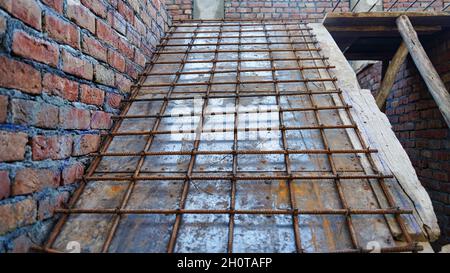 Eiserner Rahmen für den Boden eines Gebäudes. Stahlgerüst für Betongießen. Bereit zum Auffüllen mit Beton. Stockfoto