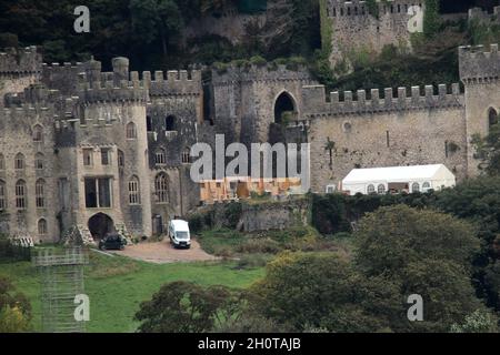 Gwrych Castle Abergele North Wales. Die Arbeit geht weiter, um Gwrych Burg für die Rückkehr der beliebten Reality-tv-Show vorzubereiten Ich bin ein Star . Die Arbeiter scheinen eine große Holzkonstruktion in der Nähe des Burgangangangs zu montieren Stockfoto