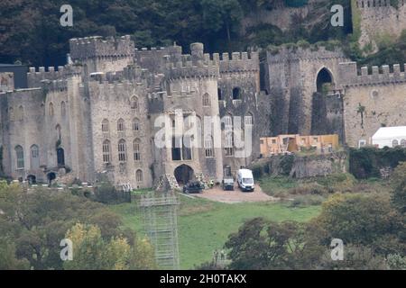 Gwrych Castle Abergele North Wales. Die Arbeit geht weiter, um Gwrych Burg für die Rückkehr der beliebten Reality-tv-Show vorzubereiten Ich bin ein Star . Die Arbeiter scheinen eine große Holzkonstruktion in der Nähe des Burgangangangs zu montieren Stockfoto